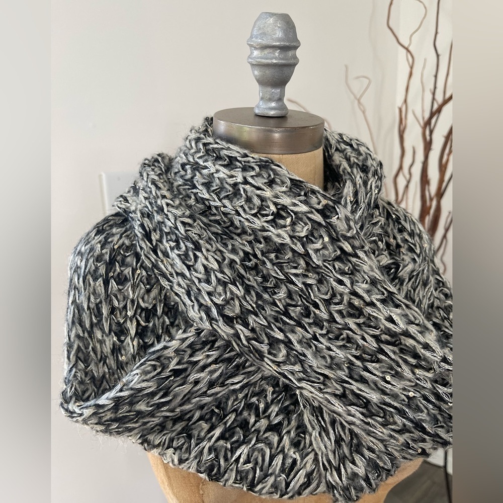 NWT Francesca’s Onesize Unisex Infinity Black Gray Silver Cowl Shawl Scarf
